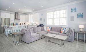 ein Wohnzimmer mit Sofa und eine Küche in der Unterkunft Heart of Morada in Islamorada