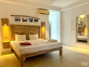 希克杜沃Jippie The Villa的卧室里有一张带木质床头板的大床 更多61张照片