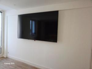 Μια τηλεόραση ή/και κέντρο ψυχαγωγίας στο AfterClose le11