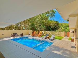 阁遥岛The glade的后院中央的游泳池