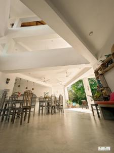 希克杜沃Jippie The Villa的用餐室配有木椅和桌子