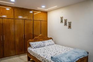 Un dormitorio con una cama con armarios de madera. en Blue Horizon - 3BHK Sea Facing Spacious Stay, en Visakhapatnam