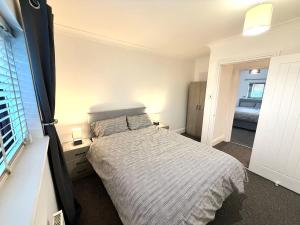 Postel nebo postele na pokoji v ubytování 5 Bedroom Brentwood Station Cosy House with Garden & Parking!