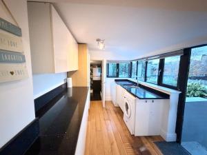 Kuchyň nebo kuchyňský kout v ubytování 5 Bedroom Brentwood Station Cosy House with Garden & Parking!