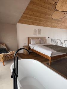 En eller flere senge i et værelse på Altitude Escape Retreat