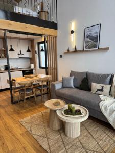 Et opholdsområde på Altitude Escape Retreat