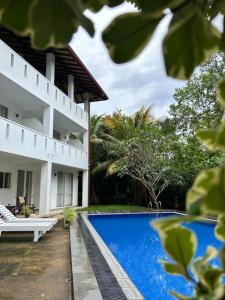 希克杜沃Jippie The Villa的享有别墅和游泳池的景色