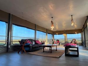 Mara SimbaKazuri mara camp的客厅里有一张沙发和一张桌子。