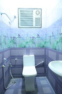 a bathroom with a toilet and a sink at Lakshmi Palace Near Madurai Bus Stand in Madurai +17 photos