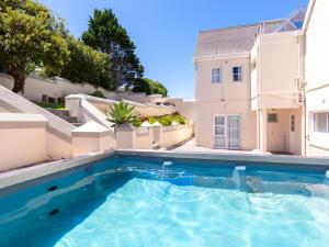 una piscina frente a una casa en Oppies Nest in Myburgh Park - Langebaan, en Langebaan