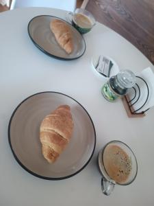 伊万诺-弗兰科夫斯克evkalipt的一张桌子,上面放着两盘面包和一杯咖啡 更多14张照片