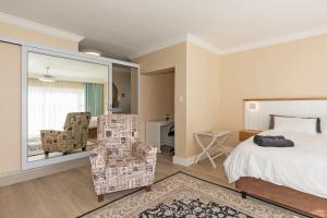Un dormitorio con una cama y un espejo grande. en Oppies Nest in Myburgh Park - Langebaan, en Langebaan 38 fotos más