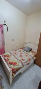 Ένα ή περισσότερα κρεβάτια σε δωμάτιο στο سكن يومي أو شهري للرجال في خورفكان