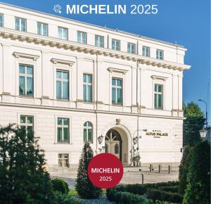 弗罗茨瓦夫Hotel Altus Palace - Destigo Hotels的前面有标志的白色建筑