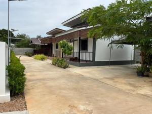 Το κτήριο όπου στεγάζεται  η παραθεριστική κατοικία