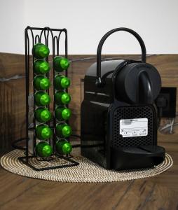 eine schwarze Oberfräse mit grünen Kugeln auf einem Tisch in der Unterkunft La charmante maison Cosy à Saint-Avold in Saint-Avold