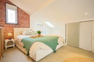 ein Schlafzimmer mit einem Bett und einer Ziegelwand in der Unterkunft La charmante maison Cosy à Saint-Avold in Saint-Avold + 12 Fotos