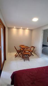 una sala da pranzo con tavolo e sedie in legno di Chalé Lá Aurora a Guaramiranga