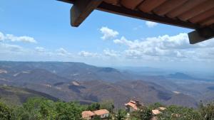 una casa con vistas a la montaña en Chalé Lá Aurora, en Guaramiranga