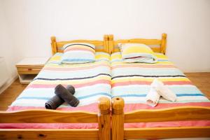 a wooden bed with two stuffed animals on it at Grand F2 Saint Maur in Saint-Maur-des-Fossés