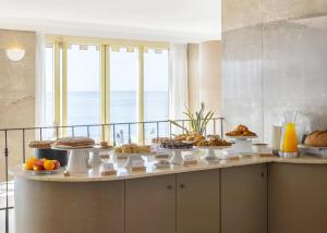 Una mesa con muchos tipos diferentes de comida sobre ella. en B&B HOTEL Diano Marina Palace, en Diano Marina