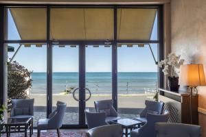 Una habitación con vista a la playa y al océano. en B&B HOTEL Diano Marina Palace, en Diano Marina 44 fotos más
