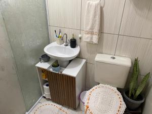 Ванная комната в Casa de praia da Gi em Gravatá Navegantes a 7km do Beto Carrero e perto da praia +11 фотографий