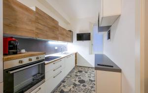 Emilia Suite Edition في مودينا: مطبخ صغير بخزائن بيضاء ومغسلة