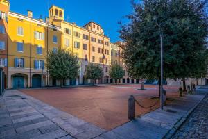 Emilia Suite Edition في مودينا: ساحة كبيرة في مدينة بها مباني