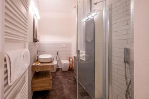 Emilia Suite Edition في مودينا: حمام مع دش ومغسلة ومرحاض +13 صورة