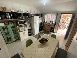 Кухня или мини-кухня в Casa de praia da Gi em Gravatá Navegantes a 7km do Beto Carrero e perto da praia
