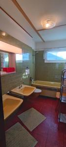 un bagno con due lavandini e un grande specchio di Albferienhaus Schaette a Giengen an der Brenz