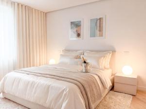 Ένα ή περισσότερα κρεβάτια σε δωμάτιο στο ISEO LAKE - Free Wi-Fi and Private Parking Included