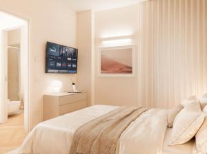 Ένα ή περισσότερα κρεβάτια σε δωμάτιο στο ISEO LAKE - Free Wi-Fi and Private Parking Included