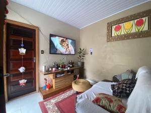 Телевизор и/или развлекательный центр в Casa de praia da Gi em Gravatá Navegantes a 7km do Beto Carrero e perto da praia