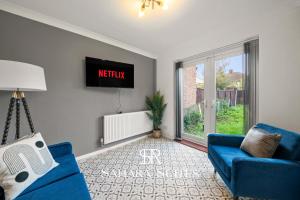 TV a/nebo společenská místnost v ubytování Spacious 5BR Home - Sleeps 9 - Twickenham Rugby - Parking