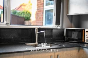 Nhà bếp/bếp nhỏ tại Spacious 5BR Home - Sleeps 9 - Twickenham Rugby - Parking