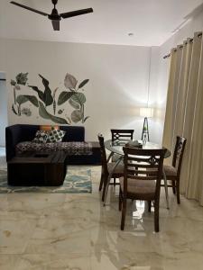 Χώρος καθιστικού στο Kiki Stay- 2BHK Apartment with Pool