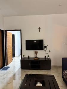 Μια τηλεόραση ή/και κέντρο ψυχαγωγίας στο Kiki Stay- 2BHK Apartment with Pool +17 φωτογραφίες