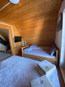 Un pat sau paturi într-o cameră la Apartments Vlašić Eco