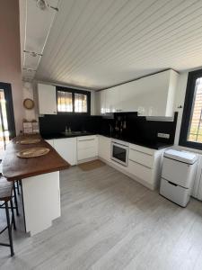 Η κουζίνα ή μικρή κουζίνα στο Maison de Rêve avec Piscine