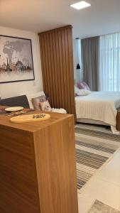 een hotelkamer met een bed en een receptie bij Apartamento Milla 1 in Pomerode