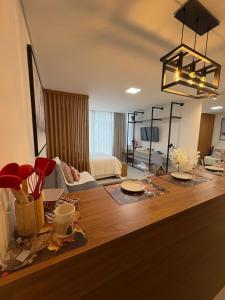 een woonkamer met een tafel met borden en wijnglazen bij Apartamento Milla 1 in Pomerode