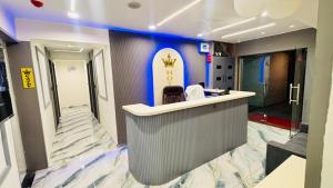 un vestíbulo con bar en una habitación de hotel en Hotel A One, en Jāmb