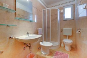 Koupelna v ubytování Apartmani Dorita