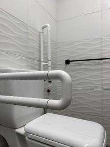 蒙得维的亚Platinum House Carrasco的一间带卫生间和毛巾架的浴室