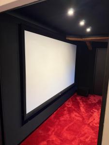 Et tv og/eller underholdning på Le 7e Art Home + 8 billeder