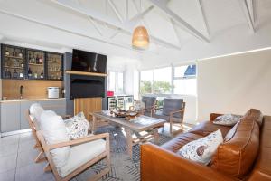 una sala de estar con un sofá y una mesa en Oppies Nest in Myburgh Park - Langebaan, en Langebaan