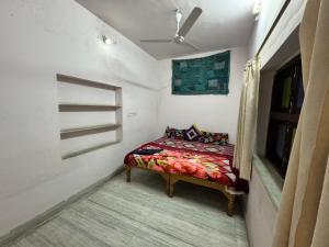 a small bedroom with a bed in a room at Pink Floyd in Pushkar