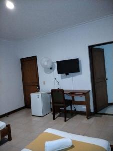 TV a/nebo společenská místnost v ubytování Hotel Balcones De Malibu